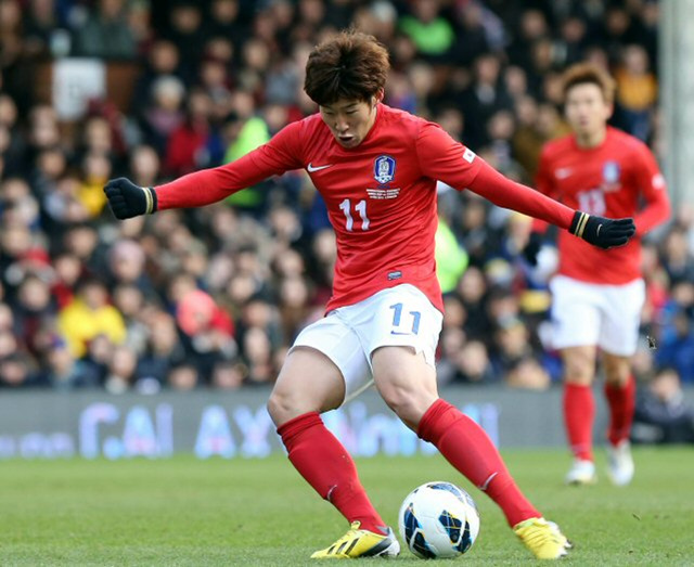 6일 오후(현지시간) 영국 런던 크레이븐 코티지에서 열린 축구대표팀과 크로아티아와의 평가전에서 한국의 손흥민이 슛을 시도하고 있다.