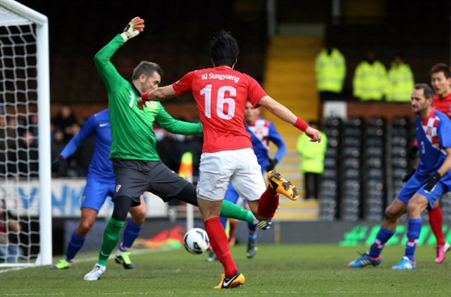 6일 오후(현지시간) 영국 런던 크레이븐 코티지에서 열린 축구대표팀과 크로아티아와의 평가전에서 한국의 기성용이 슛을 하고 있다.