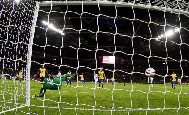  7일(한국시간) 영국 런던 웸블리스타디움에서 열린  A매치 평가전 잉글랜드-브라질 경기, 잉글랜드의 프랭크 램퍼드 찬 공이 골대를 통과하고 있다.