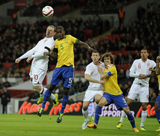  7일(한국시간) 영국 런던 웸블리스타디움에서 열린  A매치 평가전 잉글랜드-브라질 경기, 잉글랜드의 웨인 루니(왼쪽)가 브라질의 라미레즈(왼쪽 두번째)와 공중 볼다툼을 하고 있다.