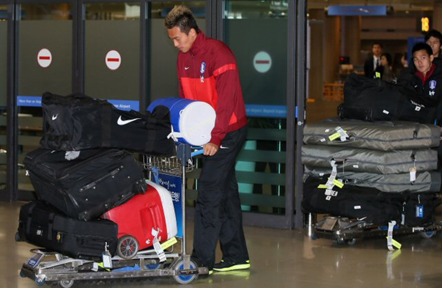 크로아티아와 평가전을 마친 축구대표팀 선수들이 7일 오후 인천공항을 통해 입국하고 있다. 