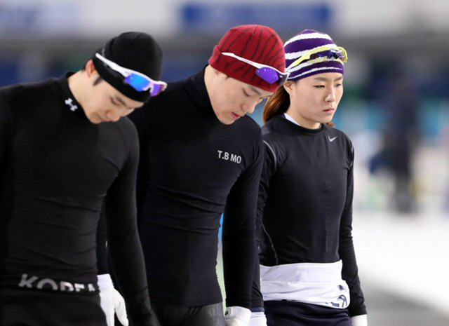 소치 올림픽을 1년여 앞두고 22일 서울 태릉빙상장에서 열린 대한빙상경기연맹 미디어데이 행사에서 이강석(왼쪽), 모태범(가운데), 이상화가 훈련하고 있다. 
