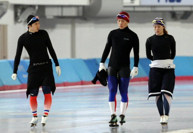 소치 올림픽을 1년여 앞두고 22일 서울 태릉빙상장에서 열린 대한빙상경기연맹 미디어데이 행사에서 이강석(왼쪽), 모태범(가운데), 이상화가 훈련하고 있다.
