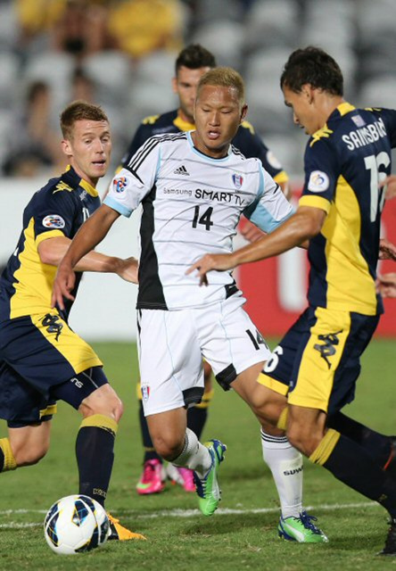 27일 오후 호주 고스포드 센트럴코스트 블루텅 스타디움에서 열린 2013 아시아축구연맹(AFC) 챔피언스리그 H조 예선 1차전 수원 삼성블루윙즈와 센트럴코스트 매리너스 경기에서 수원 정대세가 센트럴코스트의 집중수비를 받고 있다. 