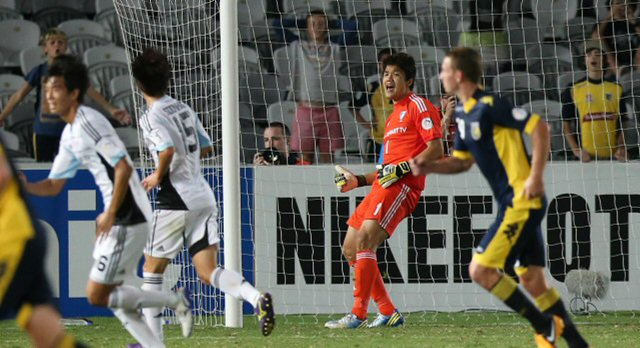 27일 오후 호주 고스포드 센트럴코스트 블루텅 스타디움에서 열린 2013 아시아축구연맹(AFC) 챔피언스리그 H조 예선 1차전 수원 삼성블루윙즈와 센트럴코스트 매리너스 경기에서 수원 정성룡이 센트럴코스트 몽고메리의 패널티킥을 막아낸 뒤 포효하고 있다.