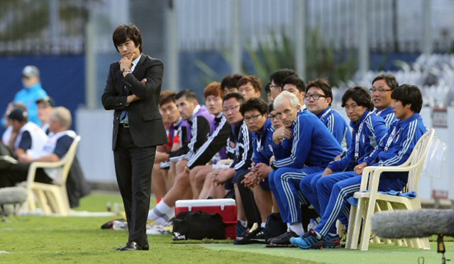 27일 오후 호주 고스포드 센트럴코스트 블루텅 스타디움에서 열린 2013 아시아축구연맹(AFC) 챔피언스리그 H조 예선 1차전 수원 삼성블루윙즈와 센트럴코스트 매리너스 경기에서 수원 서정원 감독이 생각에 잠겨 있다.