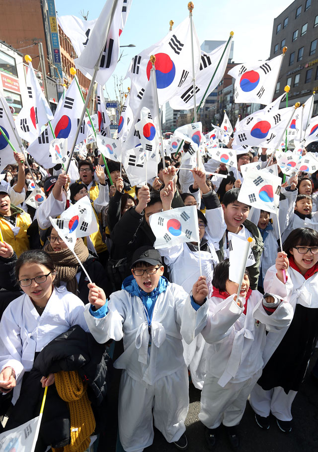 한복을 입은 학생들이 1일 오전 서울 종로 인사동에서 열린 '제94회 3.1 만세의 날 거리축제'를 마친 후 보신각을 향해 행진을 하며 태극기를 흔들고 있다. 