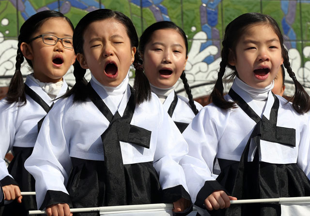 1일 오전 서울 종로 인사동에서 열린 '제94회 3.1 만세의 날 거리축제'에서 한복을 차려입은 역사음악회어린이합창단원들이 태극기를 들고 삼일절 기념 노래를 부르고 있다.