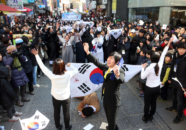 제94주년 3.1절을 맞아 자원봉사단 '만남' 단원들이 1일 오후 서울 종로구 인사동 거리에서 만세운동 재연을 하고 있다.