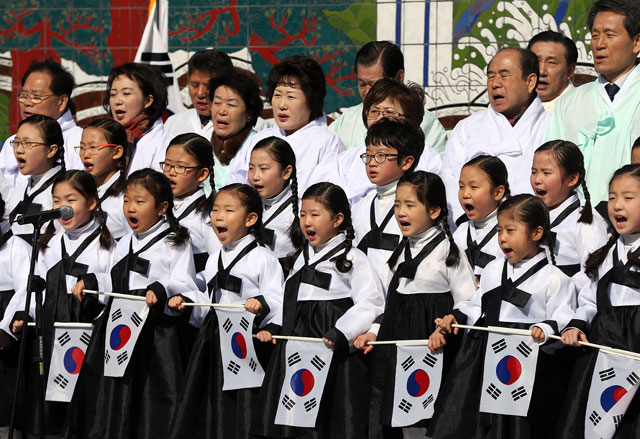 1일 오전 서울 종로 인사동에서 열린 '제94회 3.1 만세의 날 거리축제'에서 한복을 차려입은 역사음악회어린이합창단원들이 태극기를 들고 삼일절 기념 노래를 부르고 있다.