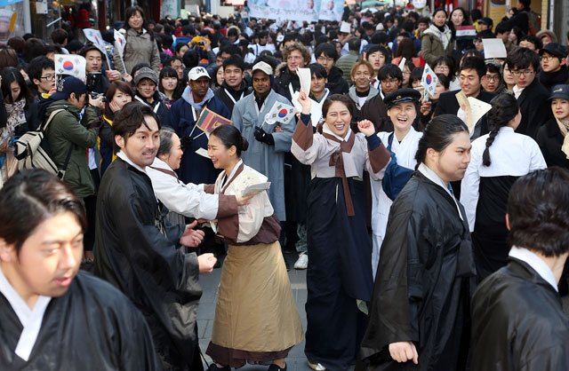 제94주년 3.1절을 맞아 자원봉사단 '만남' 단원들이 1일 오후 서울 종로구 인사동 거리에서 만세운동 재연을 하고 있다.