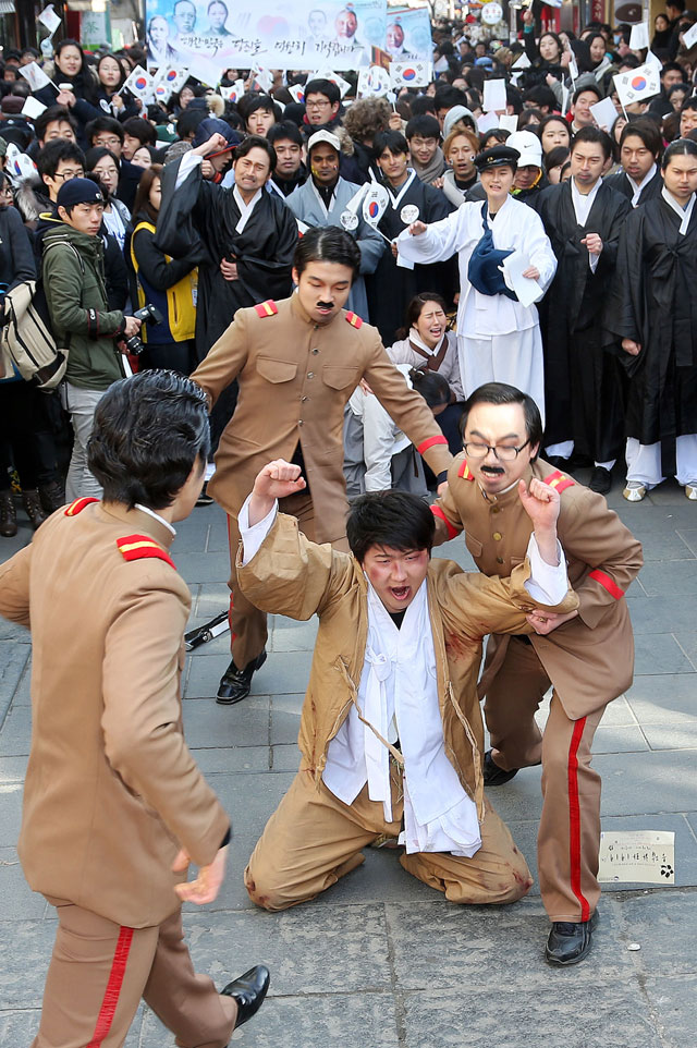 제94주년 3.1절을 맞아 자원봉사단 '만남' 단원들이 1일 오후 서울 종로구 인사동 거리에서 만세운동 재연을 하고 있다.