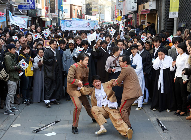 제94주년 3.1절을 맞아 자원봉사단 '만남' 단원들이 1일 오후 서울 종로구 인사동 거리에서 만세운동 재연을 하고 있다.