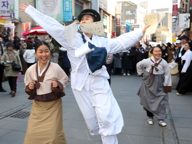 제94주년 3.1절을 맞아 자원봉사단 '만남' 단원들이 1일 오후 서울 종로구 인사동 거리에서 만세운동 재연을 하고 있다.