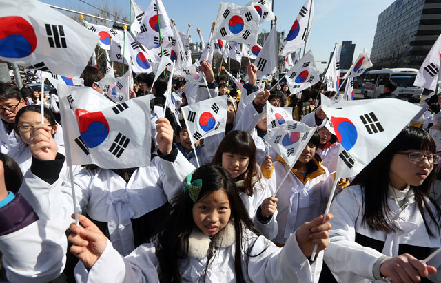 한복을 입은 학생들이 1일 오전 서울 종로 인사동에서 열린 '제94회 3.1 만세의 날 거리축제'를 마친 후 보신각을 향해 행진하며 태극기를 흔들고 있다.