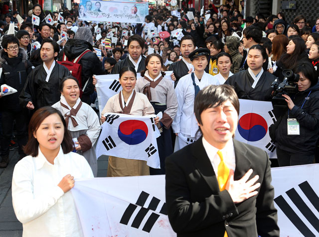 제94주년 3.1절을 맞아 자원봉사단 '만남' 단원들이 1일 오후 서울 종로구 인사동 거리에서 만세운동 재연을 하고 있다. 