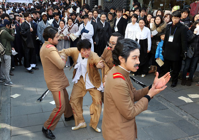 제94주년 3.1절을 맞아 자원봉사단 '만남' 단원들이 1일 오후 서울 종로구 인사동 거리에서 만세운동 재연을 하고 있다.