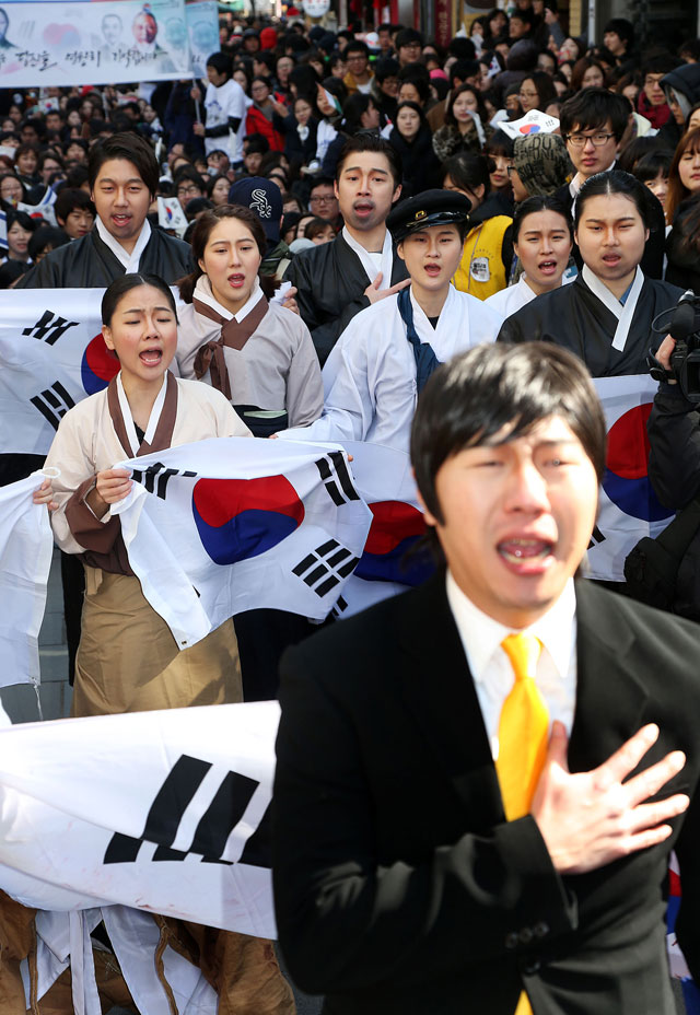 제94주년 3.1절을 맞아 자원봉사단 '만남' 단원들이 1일 오후 서울 종로구 인사동 거리에서 만세운동 재연을 하고 있다.