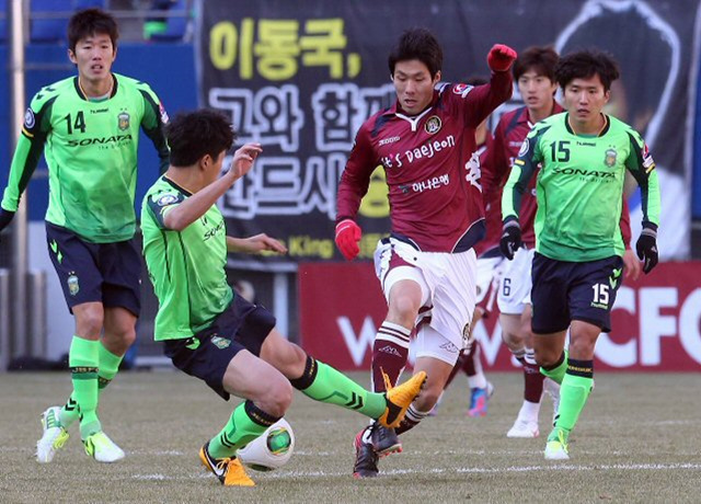 3일 오후 대전월드컵 축구장에서 '2013 프로축구 K리그 클래식' 대전 시티즌과 전북 현대의 경기가 열렸다. 대전 김병석이 드리블을 하고 있다.