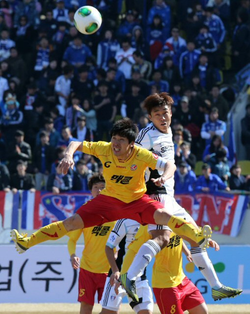 3일 성남 탄천종합운동장에서 현대오일뱅크 K리그 클래식 성남 일화와 수원 삼성의 경기에서 수원 서정진(오른쪽)과 성남 박진포가 공중볼 다툼을 벌이고 있다. 수원 2대1 승. 