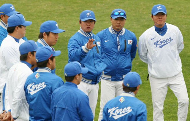 류중일 WBC 대표팀 감독이 3일 오후 타이완 타이중시 타이중구장에서 호주와의 두번째 경기를 앞두고 공식훈련을 지도하고 있다. 대표팀은 전날 B조 예선 1라운드 네덜란드전에서 0-5로 완패했다. 