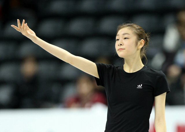 피겨여왕 김연아가 12일(한국시각) 2013 국제빙상경기연맹(ISU) 세계피겨선수권대회가 열리는 캐나다 온타리오주 런던 버드와이저 가든스에서 첫 공식훈련을 마치고 관중에게 인사하고 있다. 