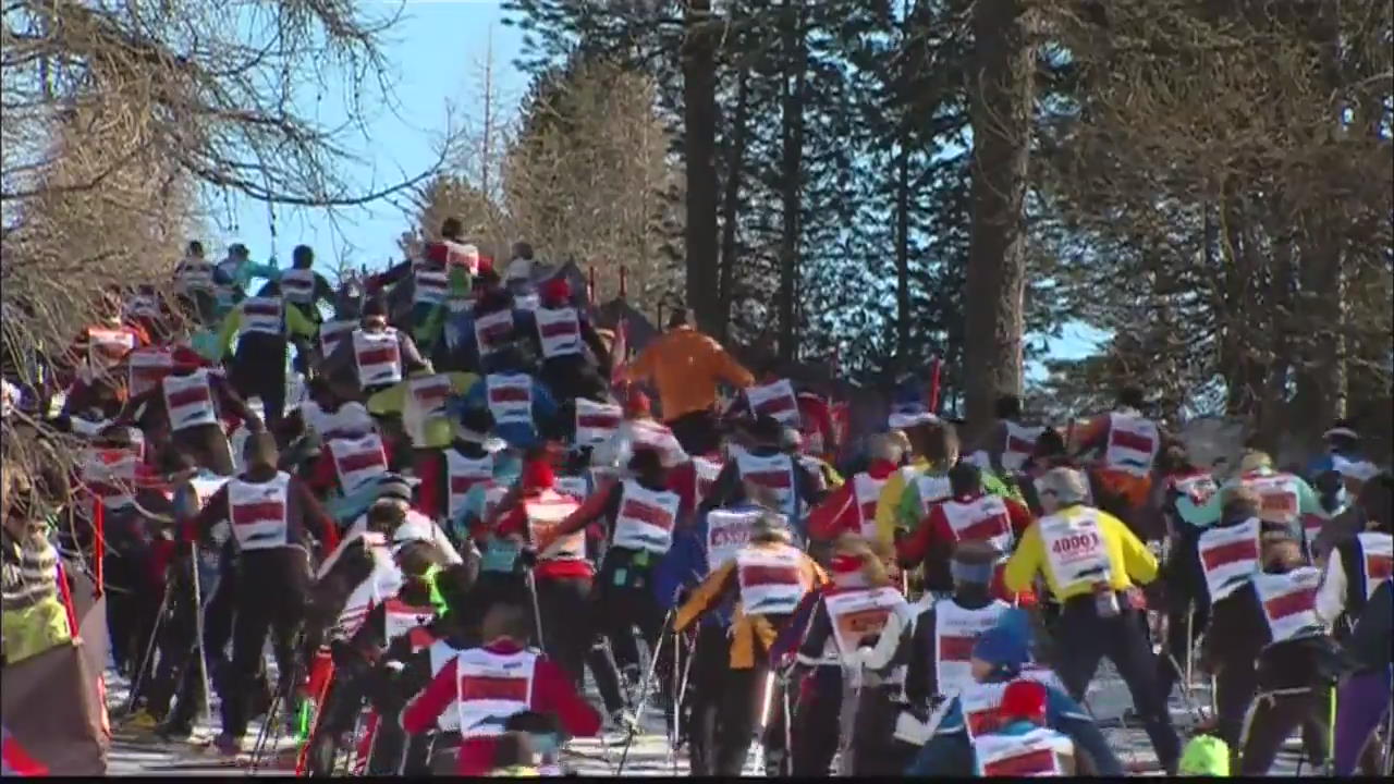[오늘의 영상] 만 명이 수놓은 스키 마라톤