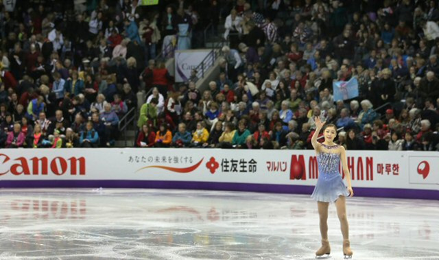 피겨여왕 김연아가 15일(한국시각) 2013 국제빙상경기연맹(ISU) 세계피겨선수권대회가 열린 캐나다 온타리오주 런던 버드와이저 가든스에서 쇼트 연기를 마치고 관중에게 인사하고 있다. 