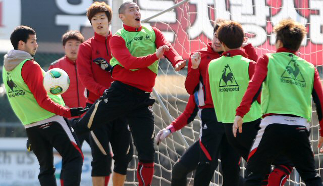 프로축구 FC서울에 입단한 차두리가 27일 오후 경기 구리 LG챔피언스파크에서 동료들과 훈련하고 있다.