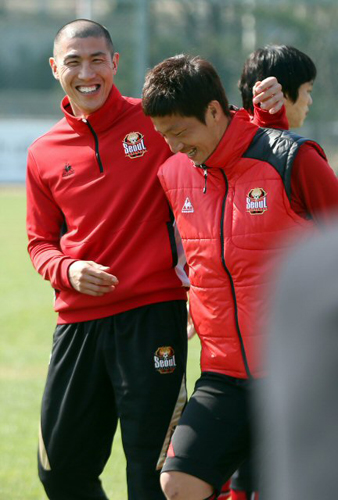 프로축구 FC서울에 입단한 차두리가 27일 오후 경기 구리 LG챔피언스파크에서 동료 김진규와 이야기하며 환하게 웃고 있다.