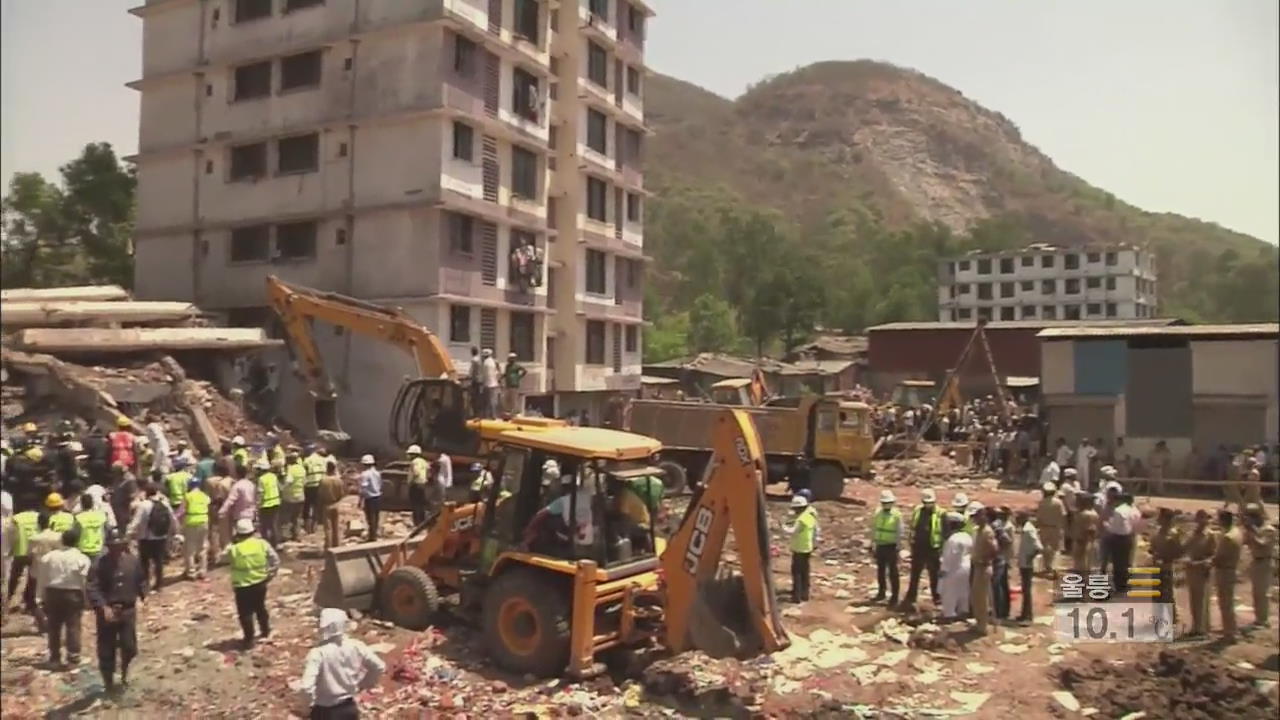인도 불법증축 건물붕괴…최소 115명 사상