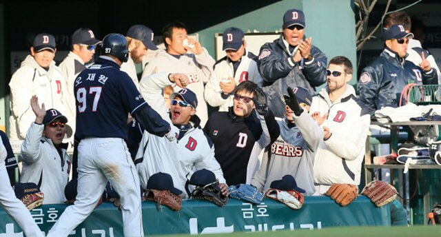  7일 오후 서울 잠실야구장에서 열린 프로야구 두산베어스 대 LG트윈스의 경기 11회초 2사 주자 3루 상황에서 두산 허경민의 내야 땅볼 때 LG 유격수 오지환의 송구 실책을 틈타 3루주자 오재원이 홈인한 뒤 동료와 하이파이브를 하고 있다.