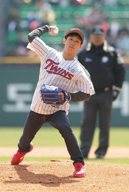 7일 오후 서울 잠실야구장에서 열린 프로야구 두산베어스 대 LG트윈스의 경기 시작 전 체조스타 양학선이 시구를 하고 있다. 