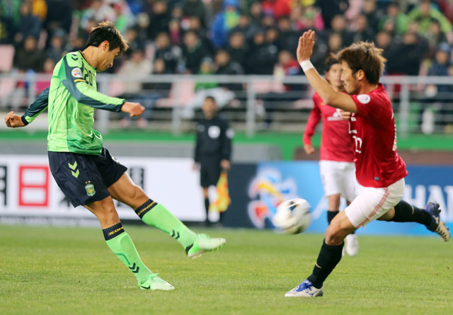전북 현대 이동국이 9일 전주월드컵경기장에서 열린 AFC 챔피언스리그 조별리그 F조 4차전 우라와 레즈와의 경기에서 강슛을 날리고 있다.