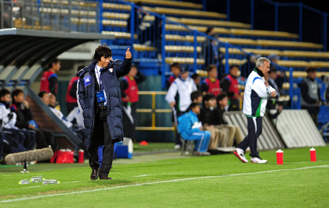 9일 오후 일본 히타치 가시와 스타디움에서 열린 2013 아시아축구연맹(AFC) 챔피언스리그 H조 수원 삼성과 가시와 레이솔(일본)의 경기. 수원 서정원 감독이 선수들을 독려하고 있다.