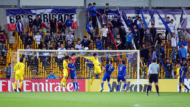 9일 오후 일본 히타치 가시와 스타디움에서 열린 2013 아시아축구연맹(AFC) 챔피언스리그 H조 수원 삼성과 가시와 레이솔(일본)의 경기. 수원 정성룡 골키퍼가 공을 쳐내고 있다.