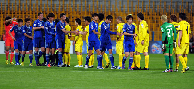9일 오후 일본 히타치 가시와 스타디움에서 열린 2013 아시아축구연맹(AFC) 챔피언스리그 H조 수원 삼성과 가시와 레이솔(일본)의 경기. 무승부를 기록한 양팀 선수들이 악수하고 있다.