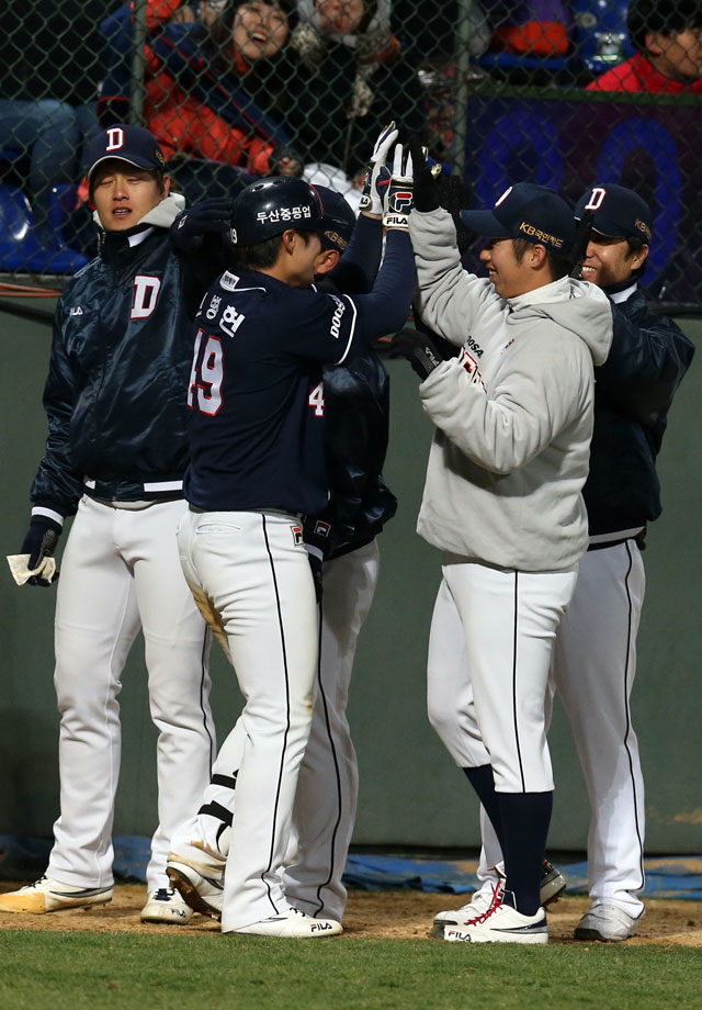 9일 오후 광주 무등경기장에서 열린 프로야구 두산 베어스와 KIA 타이거즈의 경기, 8회초 무사 1루 두산 민병헌이 2점 홈런을 치고 동료들의 축하를 받고 있다.