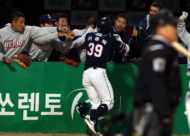 9일 오후 광주 무등경기장에서 열린 프로야구 두산 베어스와 KIA 타이거즈의 경기, 2회 1사 1,2루 두산 이종욱이 3점 홈런을 치고 동료들의 축하를 받고 있다.