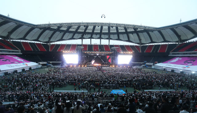 가수 싸이가 13일 오후 서울 마포구 성산동 서울월드컵경기장에서 열린 단독 콘서트 '해프닝'(HAPPENING)에서 열창 하고 있다.