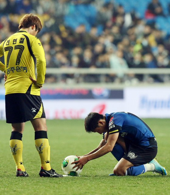 16일 인천축구전용경기장에서 벌어진 프로축구 K리그 클래식 인천 유나이티드와 전남 드래곤즈의 경기에서 인천 이천수가 프리킥을 하기 전 공을 프리킥 지점에 놓고 있다.