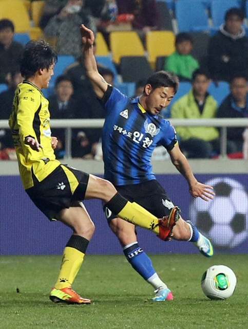 16일 인천축구전용경기장에서 벌어진 프로축구 K리그 클래식 인천 유나이티드와 전남 드래곤즈의 경기에서 인천 이천수가 슛을 하고 있다.