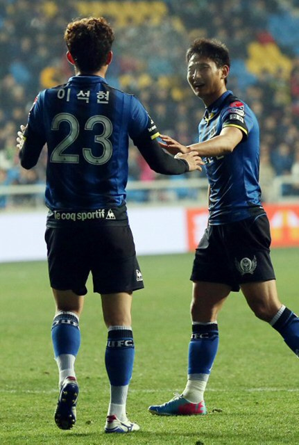 16일 인천축구전용경기장에서 벌어진 프로축구 K리그 클래식 인천 유나이티드와 전남 드래곤즈의 경기에서 인천 이천수가 득점을 실패한 하석현을 격려하고 있다. 