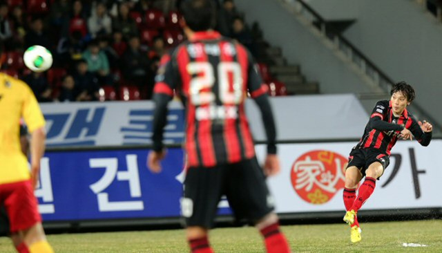 17일 성남탄천종합운동장에서 벌어진 현대오일뱅크 K리그 클래식 성남 일화와 FC 서울의 경기에서 서울 김치우(오른쪽)가 전반 0대1로 뒤진 상황에서 그림같은 동점 프리킥을 넣고 있다. 