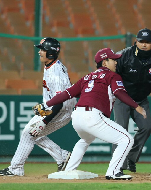 17일 부산 사직구장에서 열린 프로야구 넥센 대 롯데 경기. 8회말 무사 1·2루에서 롯데 조성환 타석에서 2루 주자 박기혁이 3루 도루를 시도하다가 넥센 김민성에 태그 아웃되고 있다. 