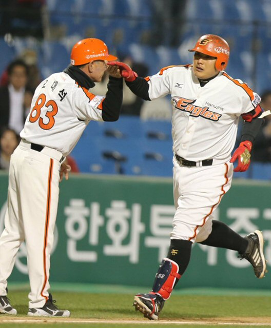 18일 대전 한밭야구장에서 열린 프로야구 한화와 NC의 경기. 한화 김태균이 4회말 1사 2루 상황에서 역전 투런을 날리고 베이스를 돌고 있다. 