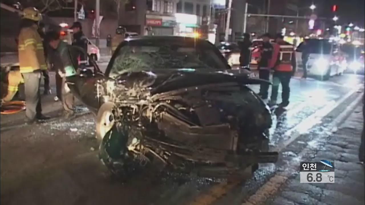 교차로 지나던 차량 두대 충돌…4명 부상