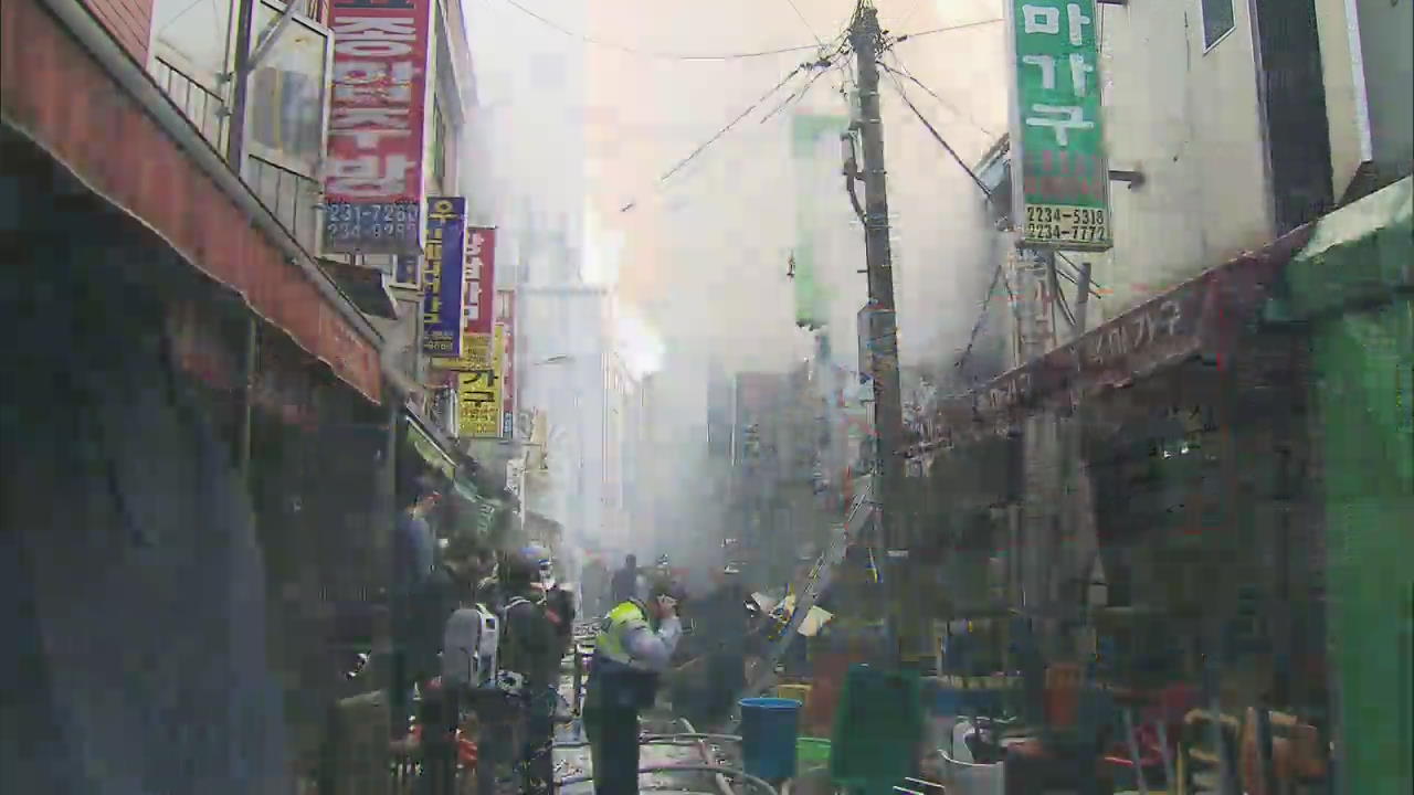 서울 흥인동 가구 점포 화재…1명 부상