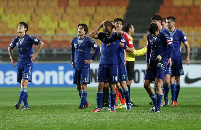 23일 오후 수원월드컵경기장에서 열린 2013 AFC 챔피언스리그 H조 예선 5차전 수원 삼성과 센트럴코스트 마리너스(호주)의 경기에서 1-0으로 패한 수원 선수들이 허탈해 하고 있다. 