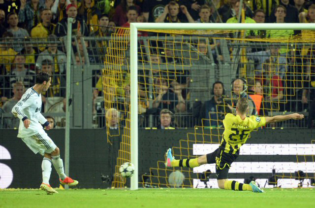 25일(한국시간) 독일 시그날 이두나 파크에서 열린 2012-2013 유럽축구연맹(UEFA) 챔피언스리그 4강 1차전 보루시아 도르트문트-레알 마드리드 경기, 레알 마드리드의 크리스티아누 호날두(왼쪽)가 슛을 시도하고 있다.